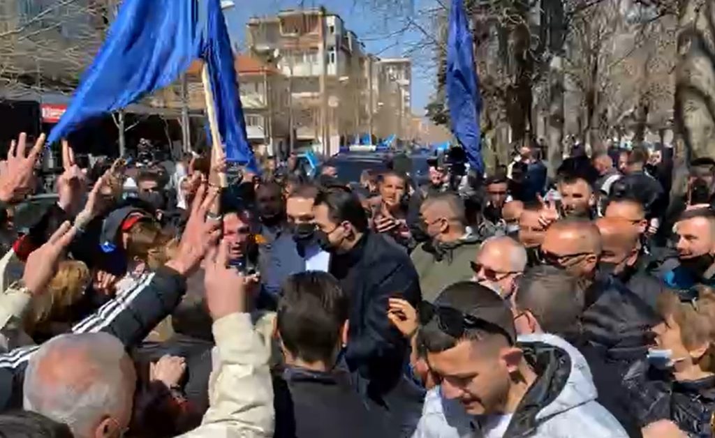 Pritje masive për Lulzim Bashën në qytetin e Korçës