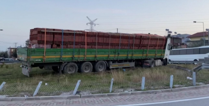 Aksident në Elbasan, trajleri që transportonte tulla del nga rruga, plagoset shoferi