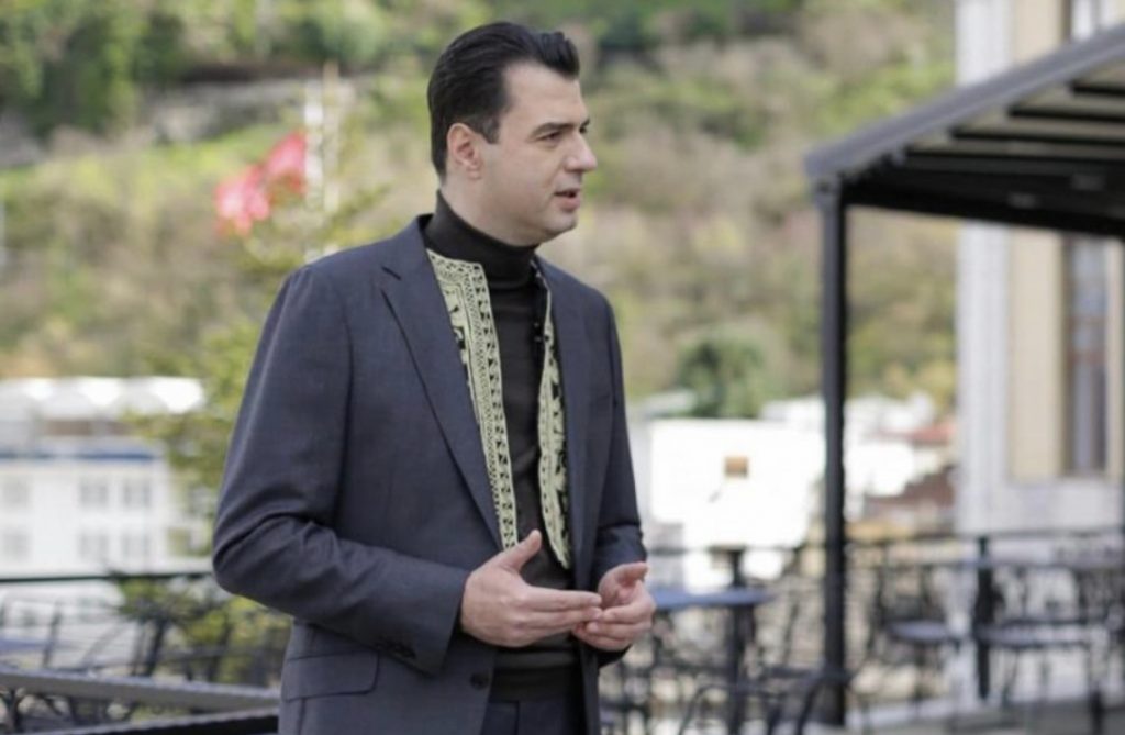 Basha merr dhuratë jelekun e burrave të Gjirokastrës: Do ju përgjigjem me një qeveri që të jetë në shërbimin