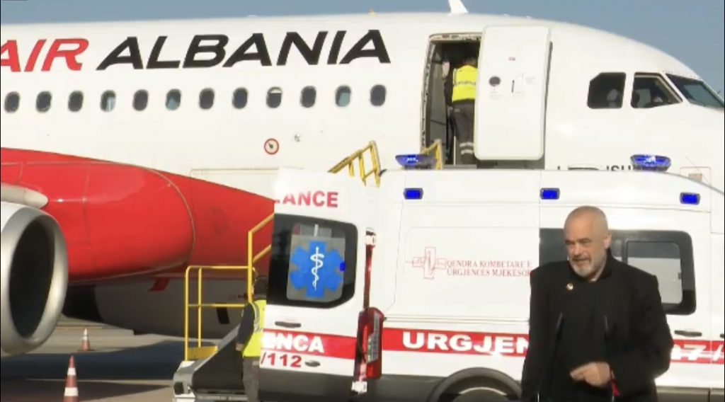 Mbërrijnë në Rinas 192 mijë dozat e para të vaksinës kineze