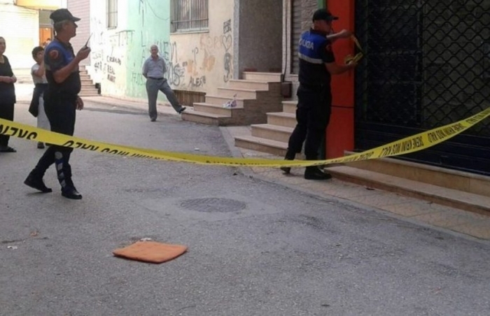 Tiranë, gjendet i pajetë në rrugë 30-vjeçari