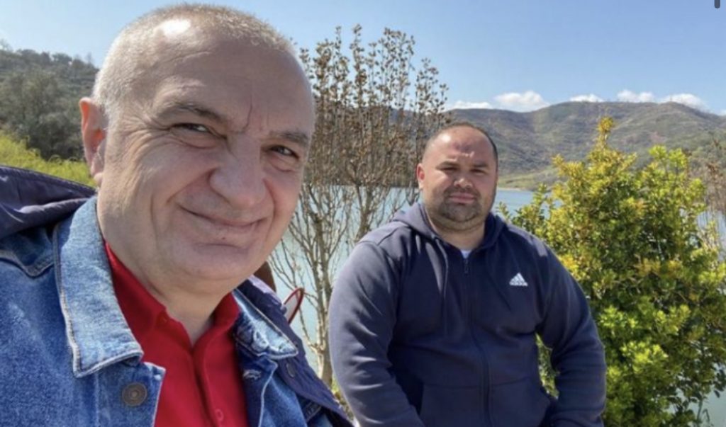 Meta heq kostumin zyrtar dhe vishet sportiv, del shëtitje nga liqeni i Xhebrahimëve