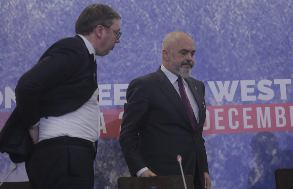 Mbuloi hartën e Kosovës me flamurin serb/ Provokimi i Aleksandër Vuçiçit, Rama: Ai shoku në Beograd loz me…