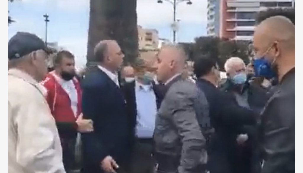Socialistët në kor ofendojnë Bashën me fjalë banale, ja si nisi sherri mes militantëve të PS e PD në Elbasan