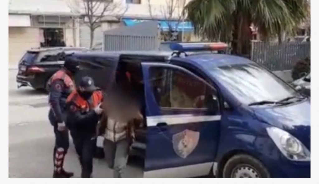 Krujë, policia arreston 4 persona dhe shpall në kërkim një tjetër, sekuestrohen para, makina, drogë dhe armë