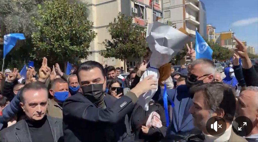 Rama dhe Basha ‘luftë’ në rrjetet sociale, kryeministri i përgjigjet PD-së: O Lula, grumbullime të turpshme, virusi po bën dasmë