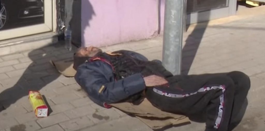 Spitali COVID e lë të vdesë jashtë, se ishte ‘i palarë’