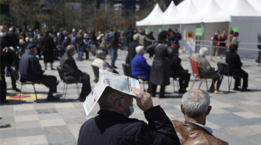 Në radhë duke pritur  vaksinën anti-Covid të moshuarit në sheshin “Skënderbej”