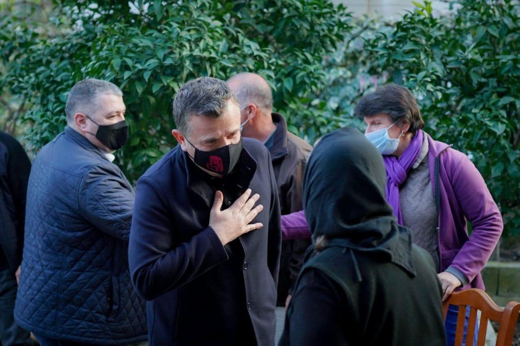 Balla kritikon Bashën nga Elbasani: Premtimet i bën sikur janë karamele. PS shpëtoi nga falimentimi sistemin e pensioneve