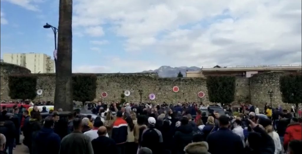 Video/ “Rama ik”, ” O plehra”- Kryeministri Rama gjatë vizitës në Elbasan, pritet me protesta nga militantët e opozitës  p