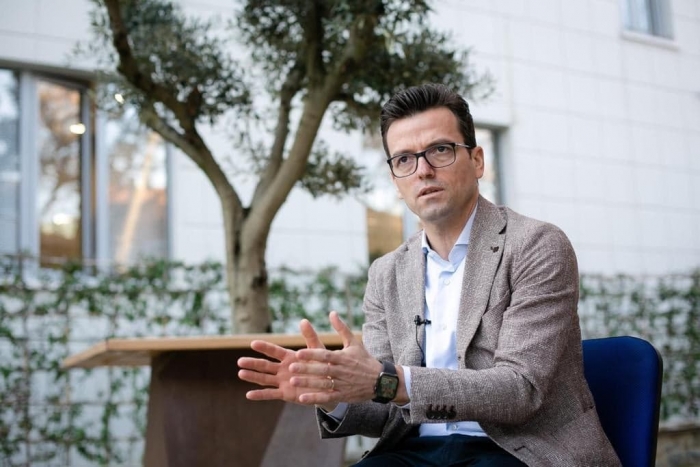 Me të rinjtë e Tiranës, Agron Shehaj: Nëse doni të bëheni të pasur mos u merrni me politikë