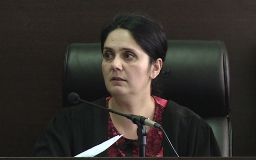 Enkelejda Hoxha kërkon lirinë, bën kërkesë në Gjykatën e Posaçme: Gjendja shëndetësore e djalit është rënduar