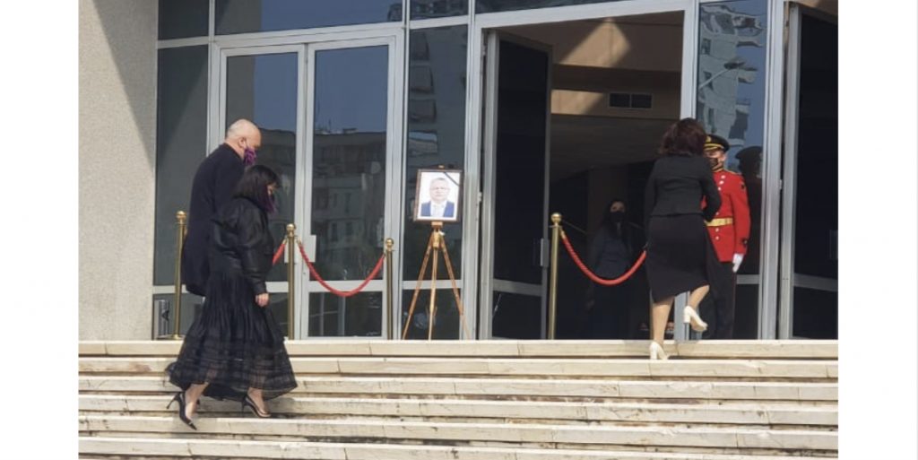 Kryeministri Rama dhe bashkëshortja e tij homazhe në nder të deputetit Bashkim Fino