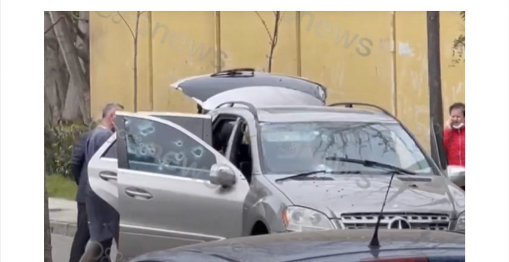 Autorët qëlluan me breshëri në vendin e pasagjerit, si shpëtoi shoqëruesi i “të fortit të Shijakut”