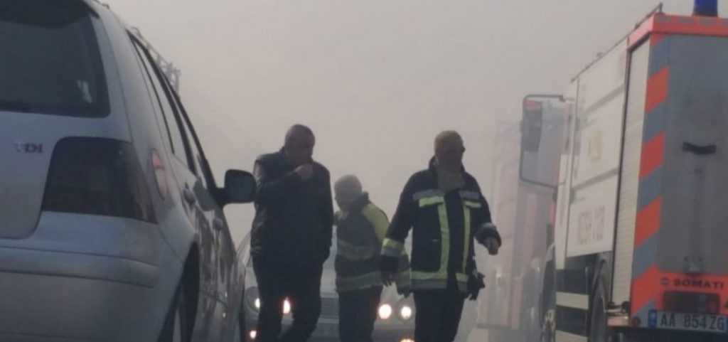 Ushtria shkon në ndihmë të forcave zjarrfikëse për shuarjen e zjarrit