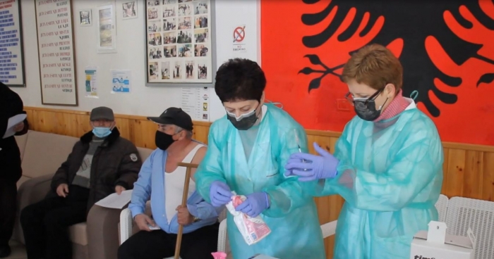 Mori dozën e parë të vaksinës dy ditë më parë, preket nga Covid-19 drejtori i Shtëpisë së të moshuarve në Gjirokastër