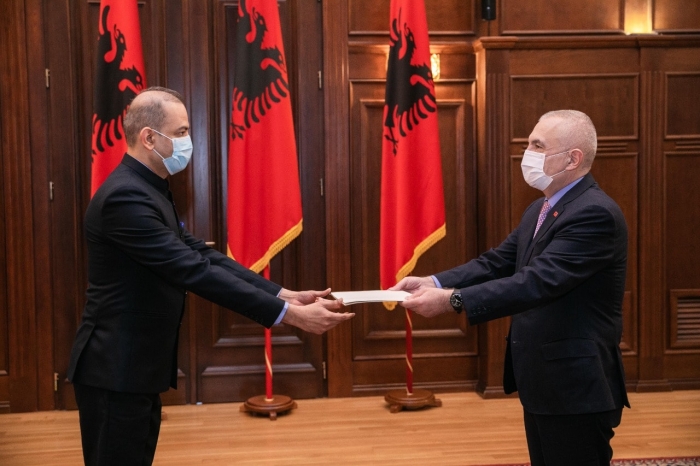 Ambasadori i ri i Indisë vjen në Shqipëri, dorëzon kredencialet te Presidenti Meta