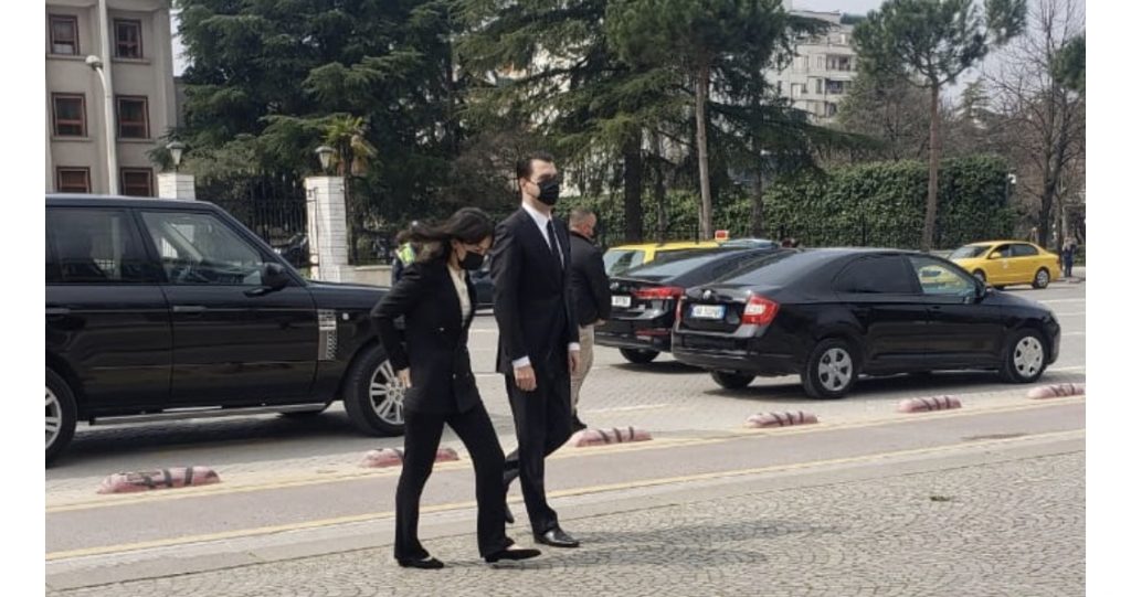 Kreu i PD dhe bashkëshortja e tij zhvillojnë homazhe në nder të Bashkim Finos