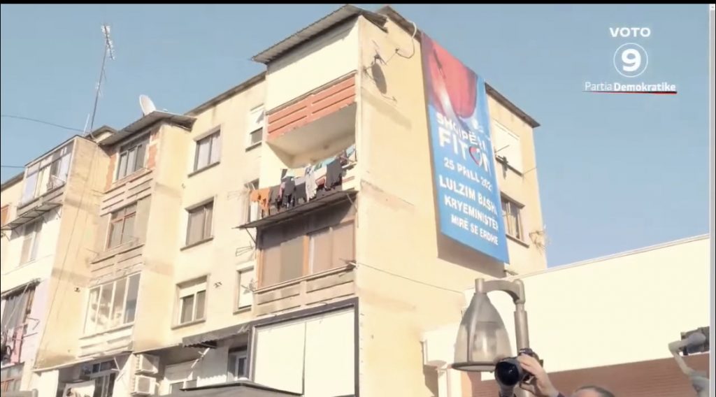 “Kryeministër mirë se erdhe”, banderola mbi pallat surprizon Lulzim Bashën në Laprakë