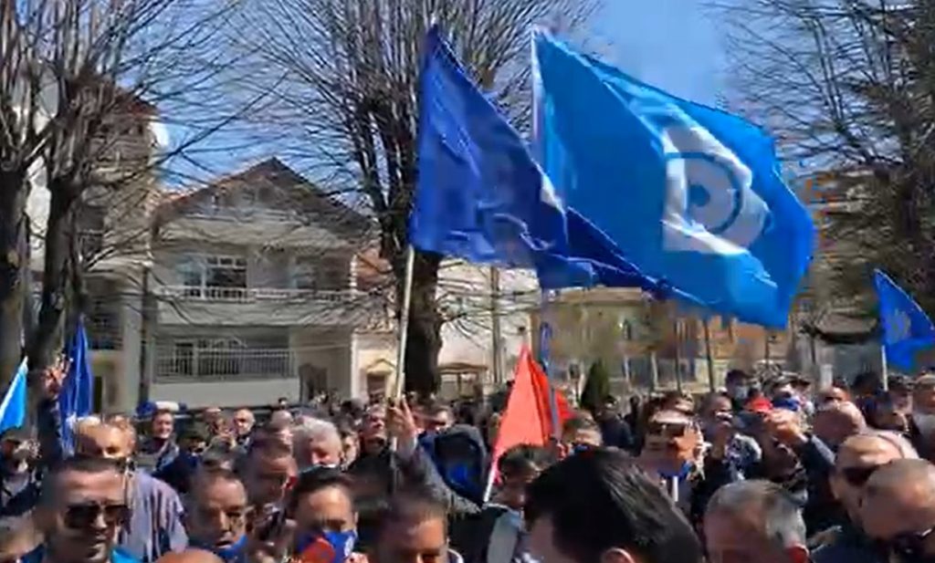 Rama kritikon Bashën për mbështetjen masive  në Korçë: Lus zotin që këta njerëz të verbër të mos përfundojnë spitaleve