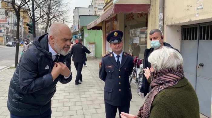 Gazetari ironizon Ramën pas kandidaturave të fundit: Ka dalë vetë në rrugë t’i mbushë mendjen të rinjve, se nuk e kanë me qejf politikën, ka marrë dhe policin