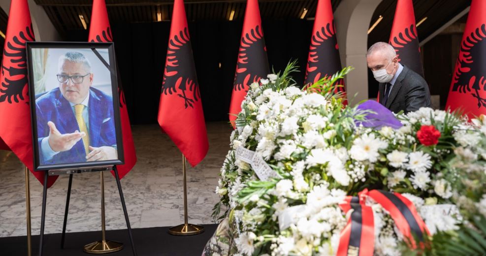 Presidenti Meta homazhe në nderim të Bashkim Finos, kurora me lule dhe mesazh në librin e ngushëllimeve