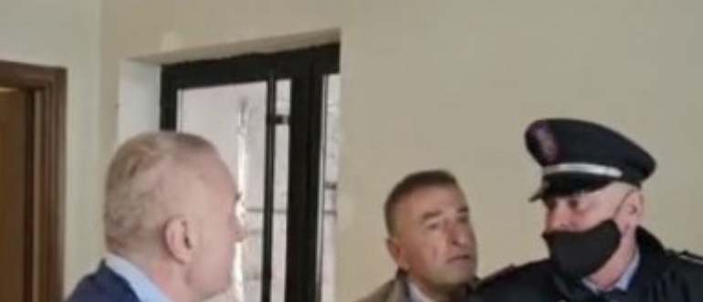 VIDEOLAJM/ Presidenti përplaset me Policinë Bashkiake: Do ju çoj në burg me duart e mia!