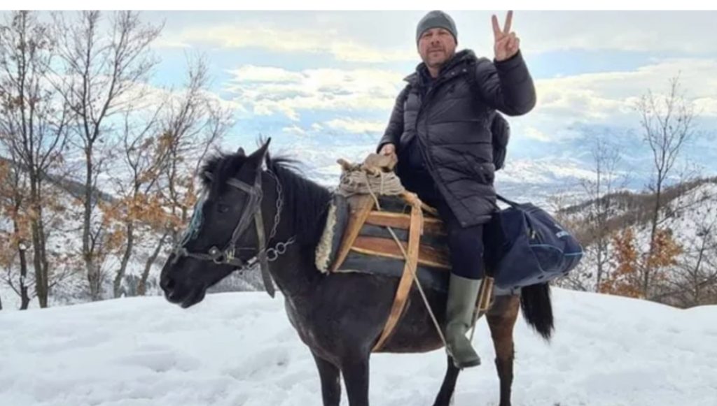 Kandidati i PD fushatë me kalë në Dibër