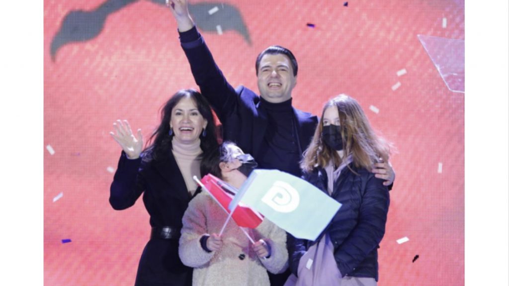 Lulzim Basha ngitet në podium bashkë me familjen: Jam në mesin tuaj si lajmëtarë, kam nevojë për ndihmën tuaj!