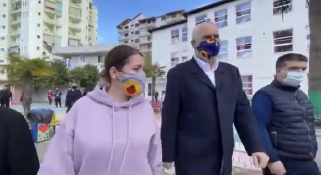 Rama ironizon Bashën për takimet me qytetarët e bën thirrje për kujdes: Grumbullojnë njerëz duke ngritur gishtat mbi makina