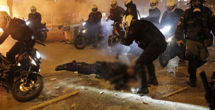 Pamje tronditëse nga protesta e dhunshme në Athinë, 10 policë të plagosur, njëri në gjendje të rëndë, u dhunuar barbarisht nga disa të rinj