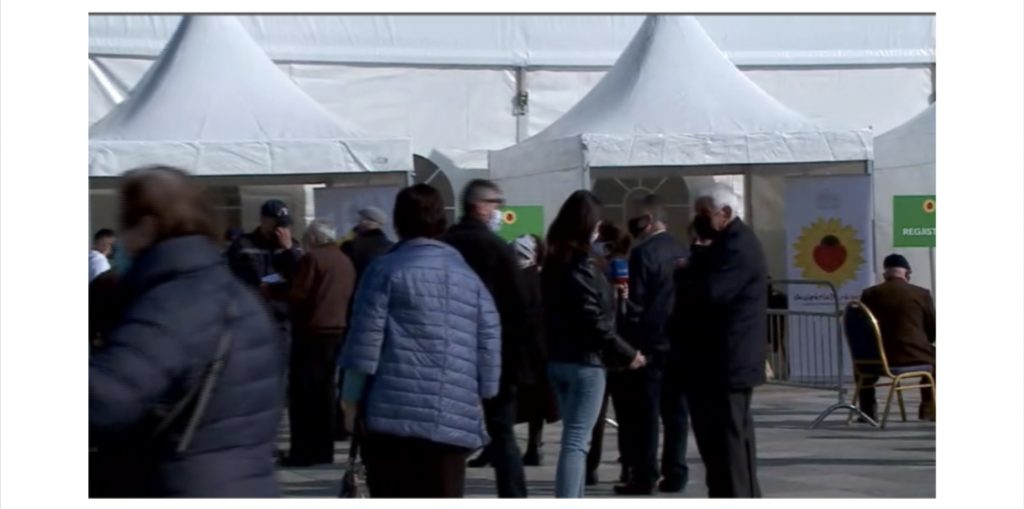 Nis vaksinimi i të moshuarve në Tiranë, tendë në sheshin “Skënderbej”