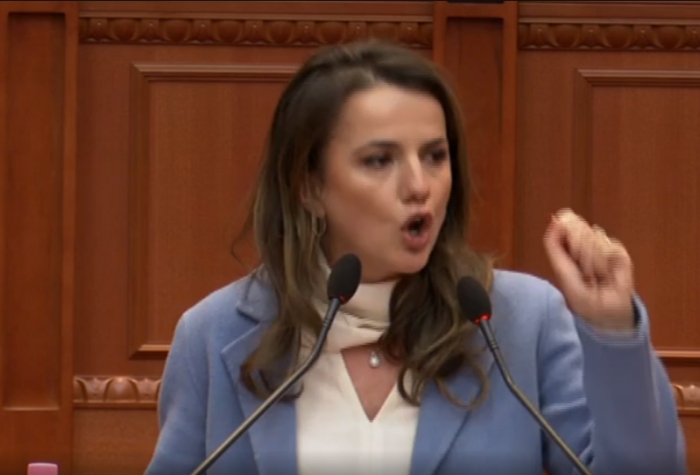 Rudina Hajdari REVOLTOHET në Kuvend: Kriminelët lëvizin me makina luksoze, ndërsa tregtari frikësohet nga gjobat e policisë, i keni ditët të numëruara