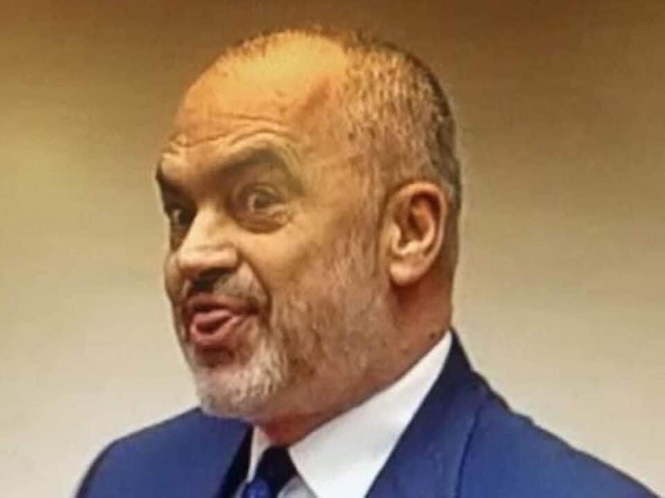 UNE NUK JAM DELE! Ose te zgjedhesh te jesh delja e zeze!