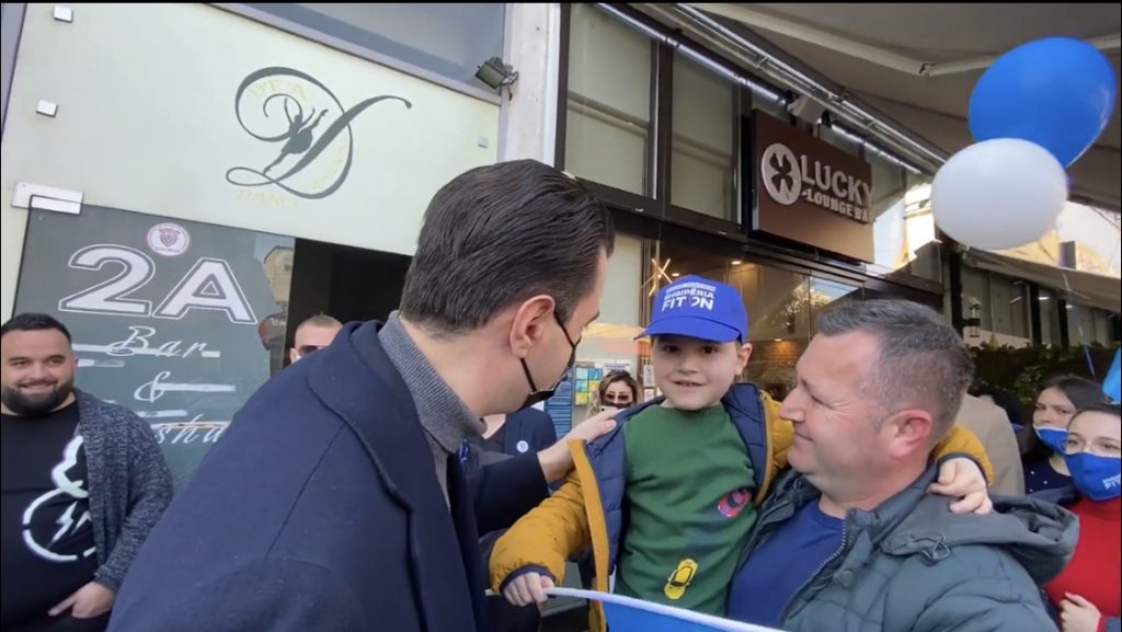 “O Lul Basha ta hongsha zemrën”, qytetari i kërkon autograf për librin ‘Misioni im’
