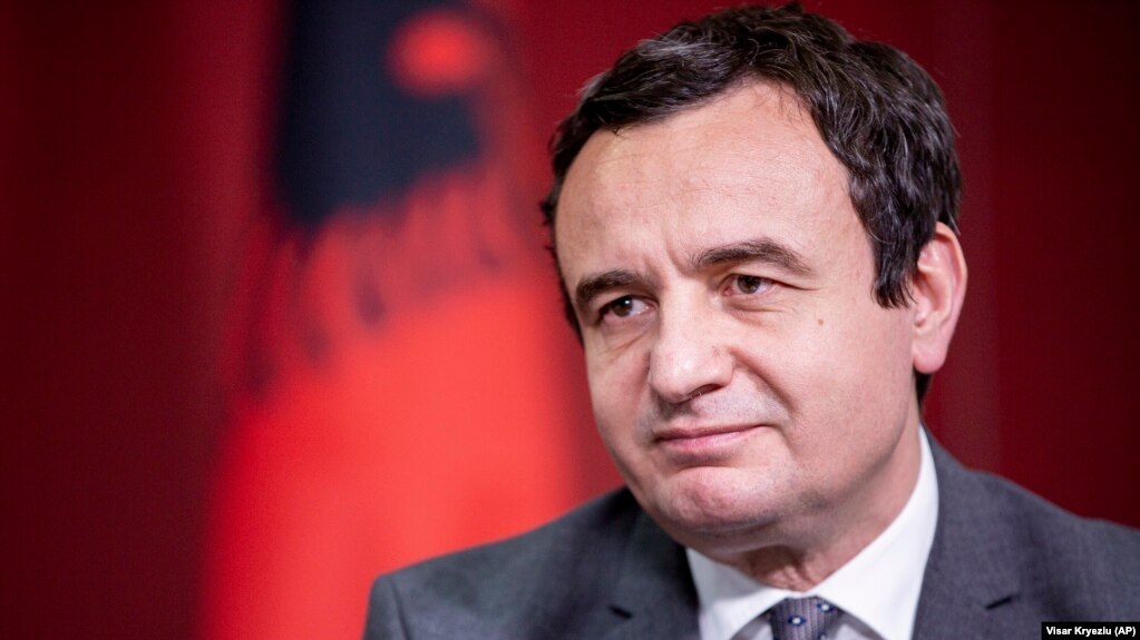 Albin Kurti nderime në varrezat e Jasharajve: Askush s’është gjykuar për krimin ndaj tyre