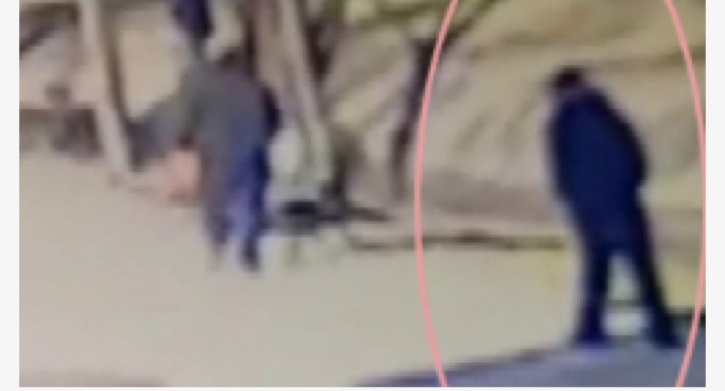 Me kapuç dhe xhup, duke çaluar kthen në mes të rrugës dhe ndjek Behar Sofinë