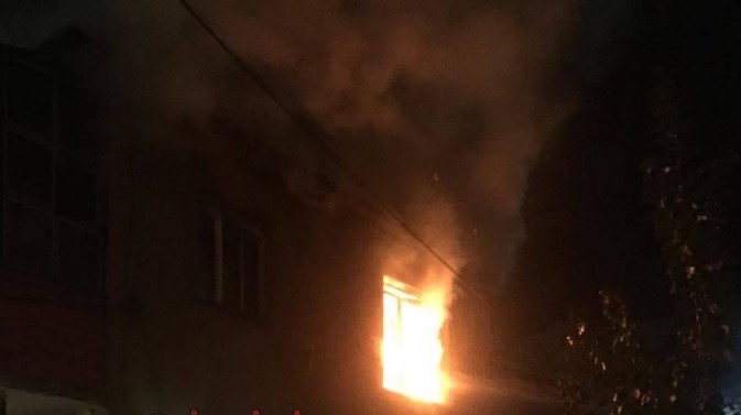 Shtëpi të bëra “shkrumb e hi”, pamje nga zjarri në Berat, dyshohet se kanë humbur jetën babë e bir