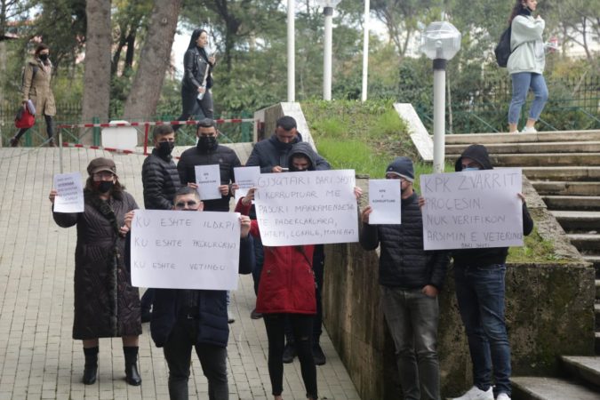Gjyqtari kallëzon në prokurori qytetarët që e priten me pankarta