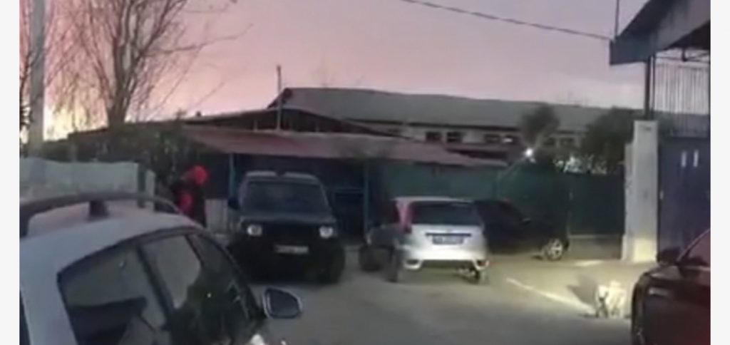 Fier, burri vret gruan  me thikë
