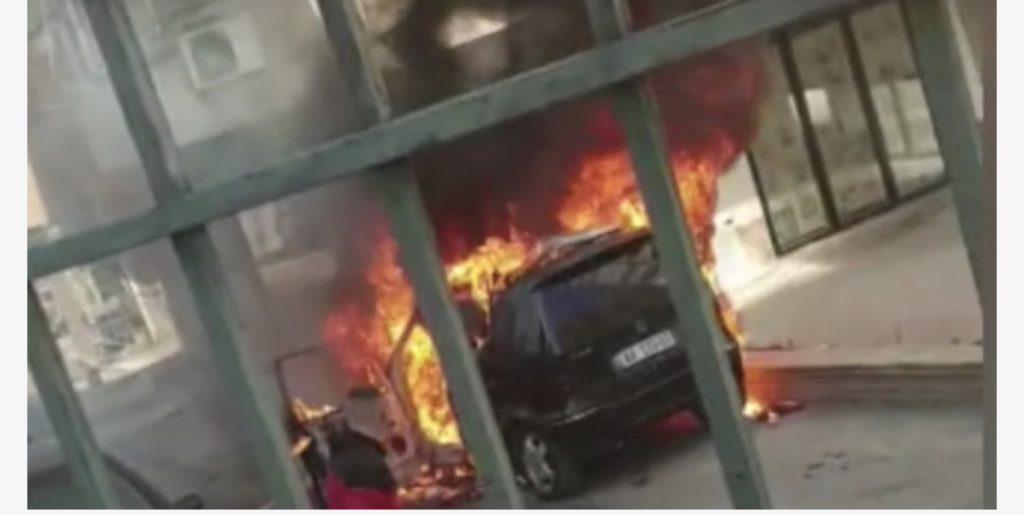 Përfshihet nga flakët makina tek “Komuna e Parisit” në Tiranë