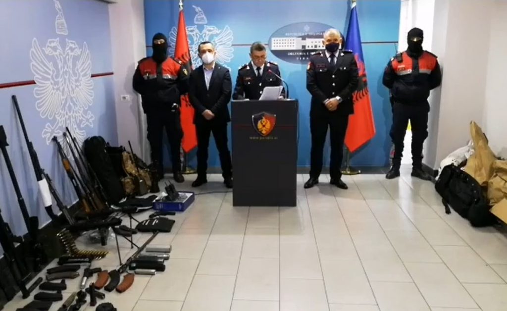 Policia dhe SPAK zbulojnë 18 baza armatimi në Tiranë, zbardhen ngjarje kriminale të 2017-ës