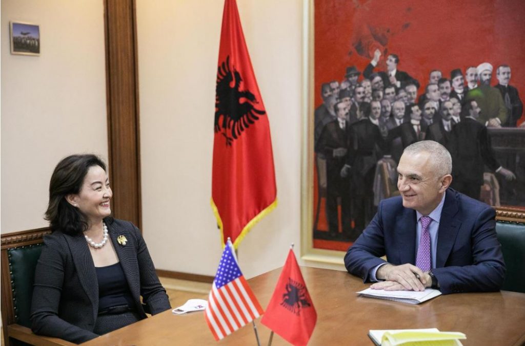Presidenti Meta pret në takim ambasadoren e SHBA dhe vendeve të BE: E diela do të jetë një ditë feste për të gjithë shqiptarët