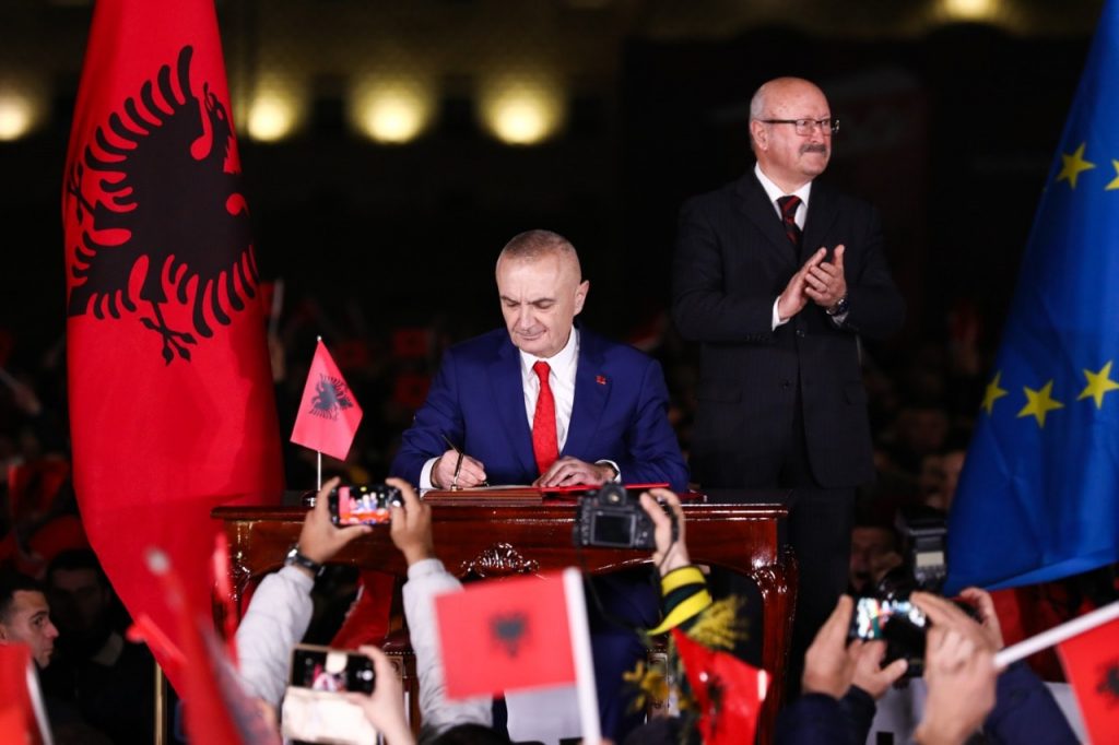 Presidenti Meta tjetër reagim: Nesër duhet të jetë Festa e Demokracisë!