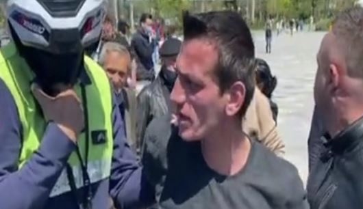 Personi që hyri me makinë në sheshin “Skënderbej”:Nuk e mora vesh fare, i futa një ‘cigare bar’