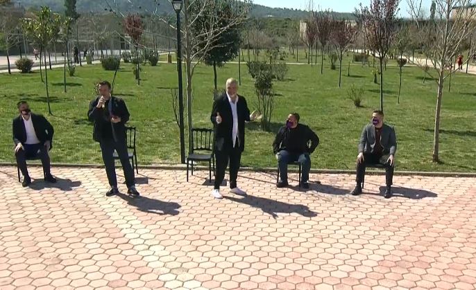 Rama sulmon opozitën: Përrallat me mbret që shpërndajmë 1 mijë euro duhet t’ju kujtojnë vetëm…  A