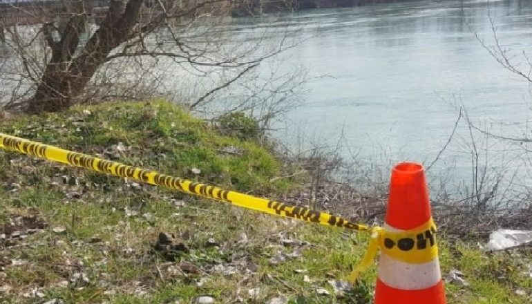 Gjendet një trup i pajetë në shtratin e lumit Vjosë, Policia: Është një 47 vjeçar, vuante nga probleme të shëndetit mendor