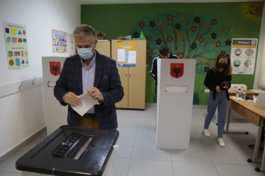 Përfundon procesi i votimit/ Celibashi: Identifikimi elektronik, i suksesshëm!