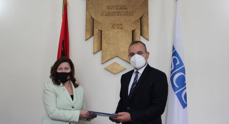 Kreu i OSBE në Shqipëri dhe Vitore Tusha nënshkruajnë memorandumin: Të forcojmë bashkëpunimin dhe avancimin e Gjykatës Kushtetuese!