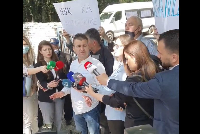 Ish-kreu i PD-së Kukës, Ibsen Elezi protestë te selia e PD